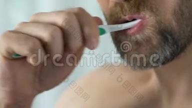 牙科病人刷牙时有<strong>牙龈出血</strong>，过敏症特写